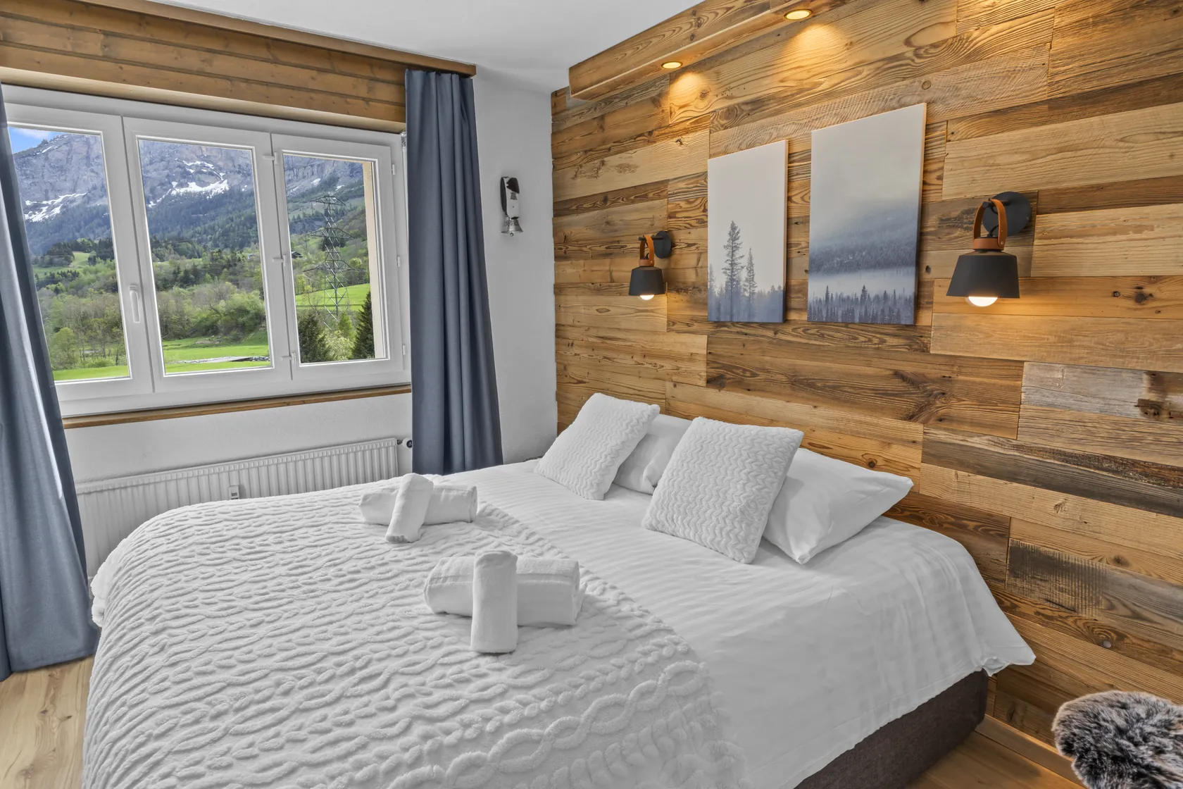 Chambre nettoyée par Heiwa Cleaning, vue sur les montagnes valaisannes