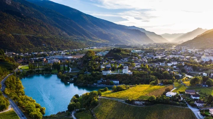 Sierre et le lac de Géronde